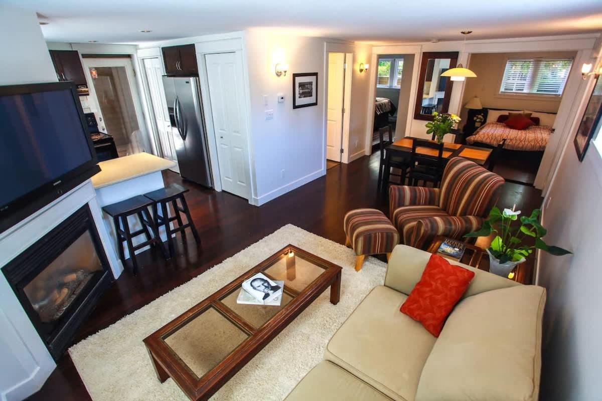 Grand Boulevard Retreat- quiet suite in North Vanc - B&B