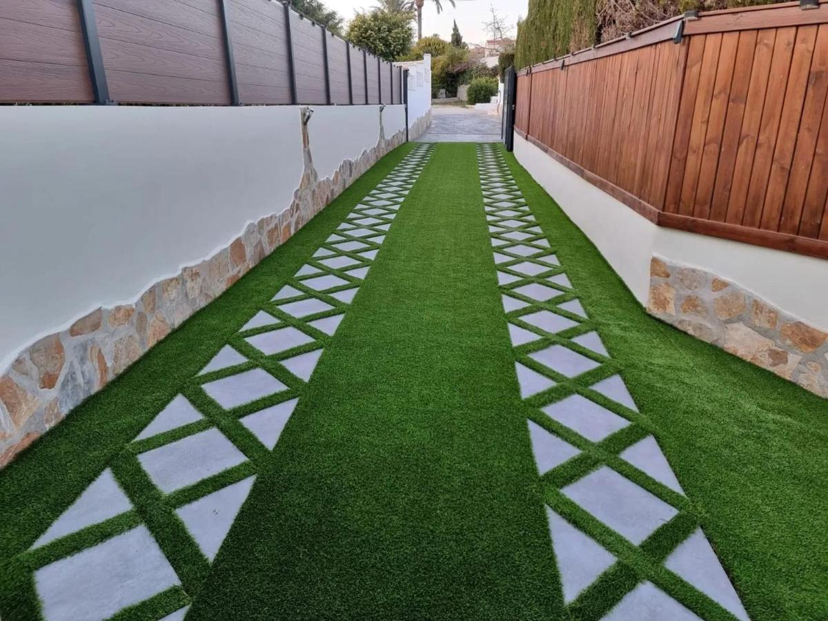 Sunny Villa with Private Pool in Calpe + Enclosed Garden - B&B Calpe
