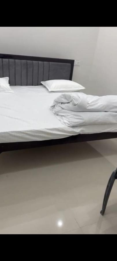 Kusum Home stay Near Ram Mandir Gate 200 -300 Meter , Near Hanuman gari Mandir, Jain mandir , railway station,Goverment hosiptal , launch , Breakfast available ,Pick up Ayodhya dham railway station , airport pickup ,Ayodhya cant pickup - Chambres d’hôtes