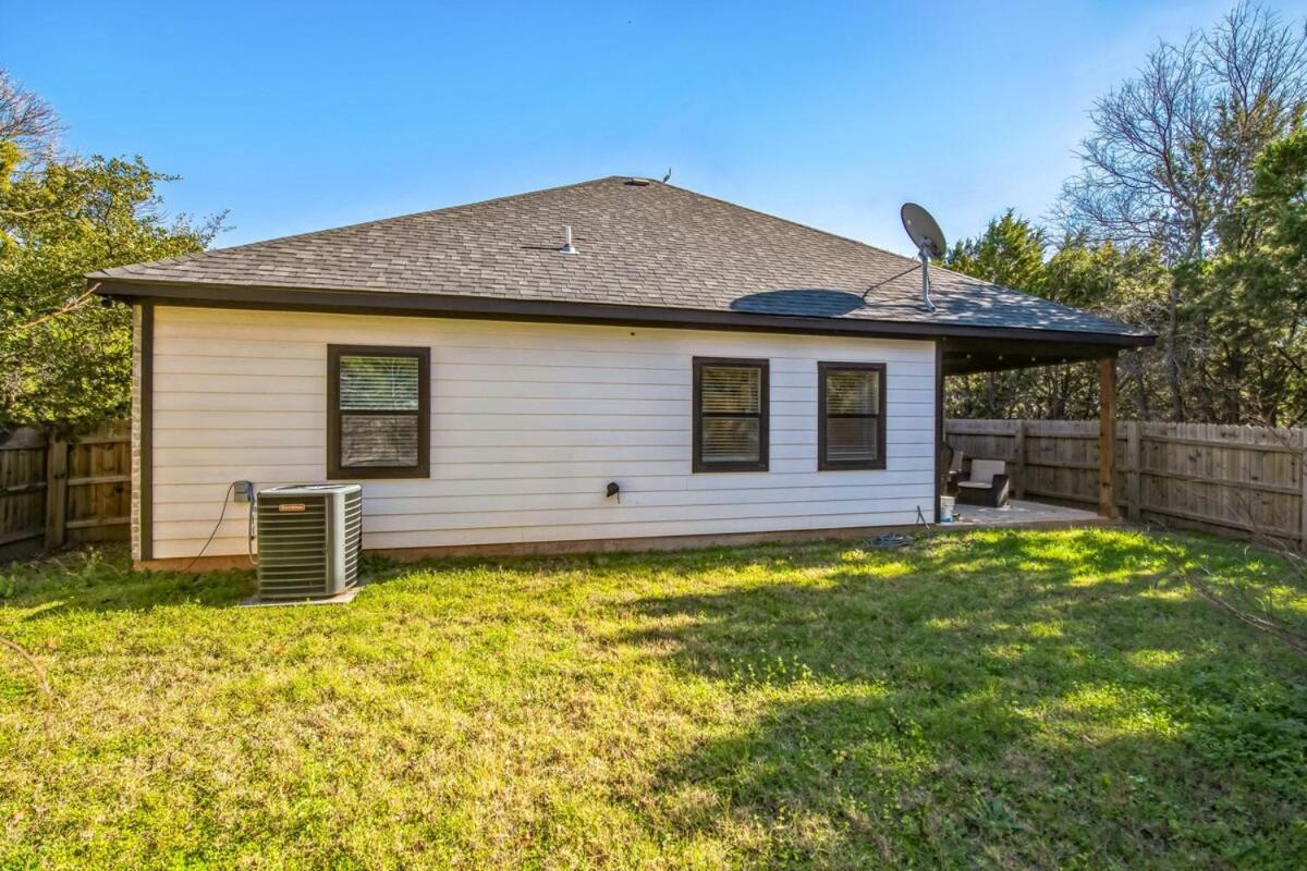 Stunning New Kitchen-Smart TVs-2 blocks from lake-Major Hospitals - Bed and Breakfast