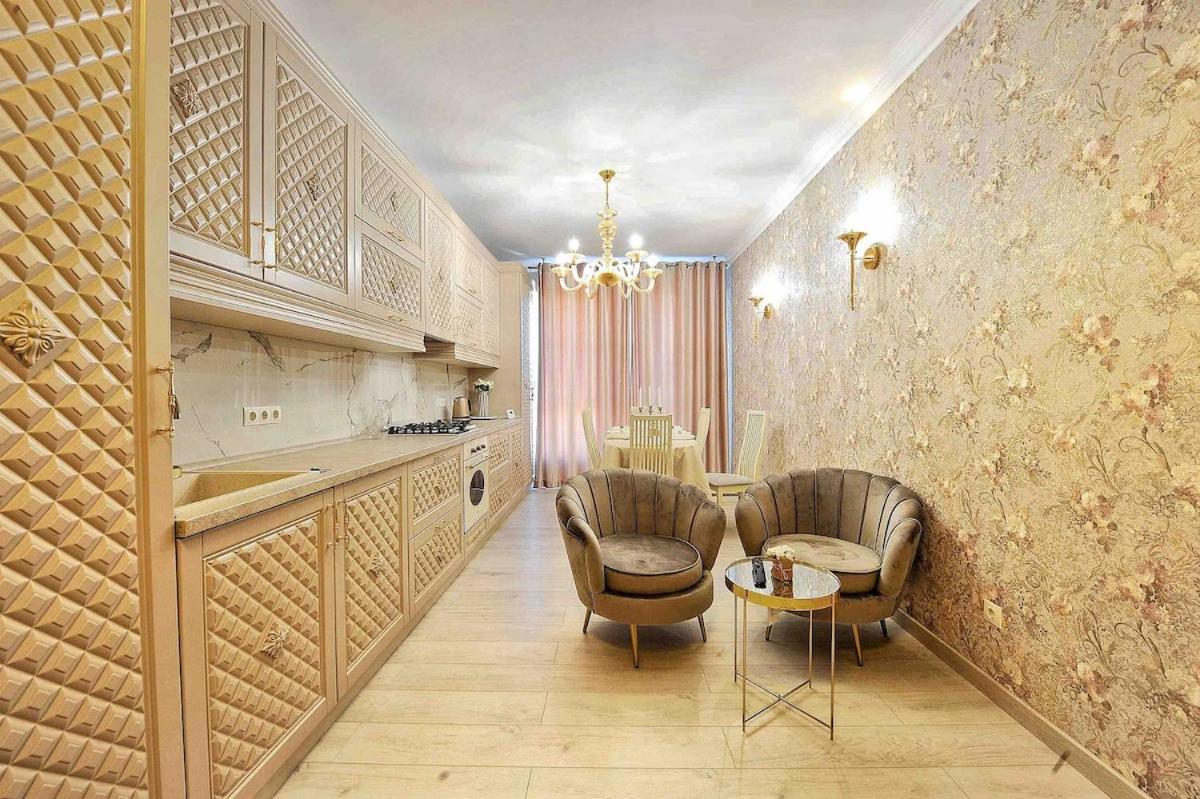 Neoclassical Apartment in Center City - B&B