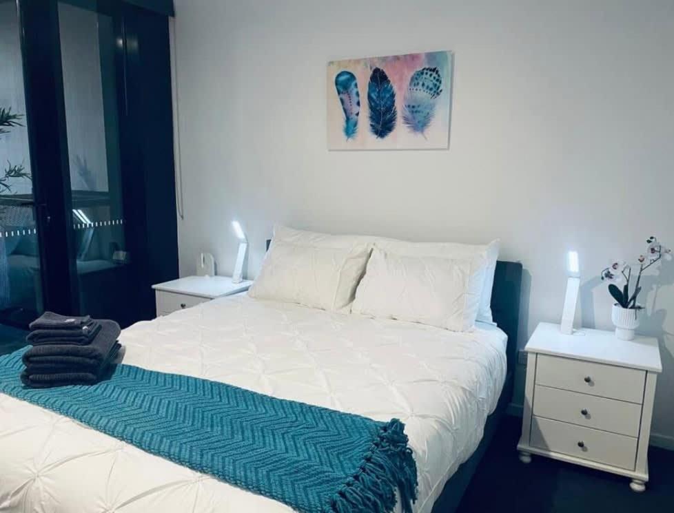 1BR-1BR-1Car-Sleeps 4-Pool-CBD - B&B