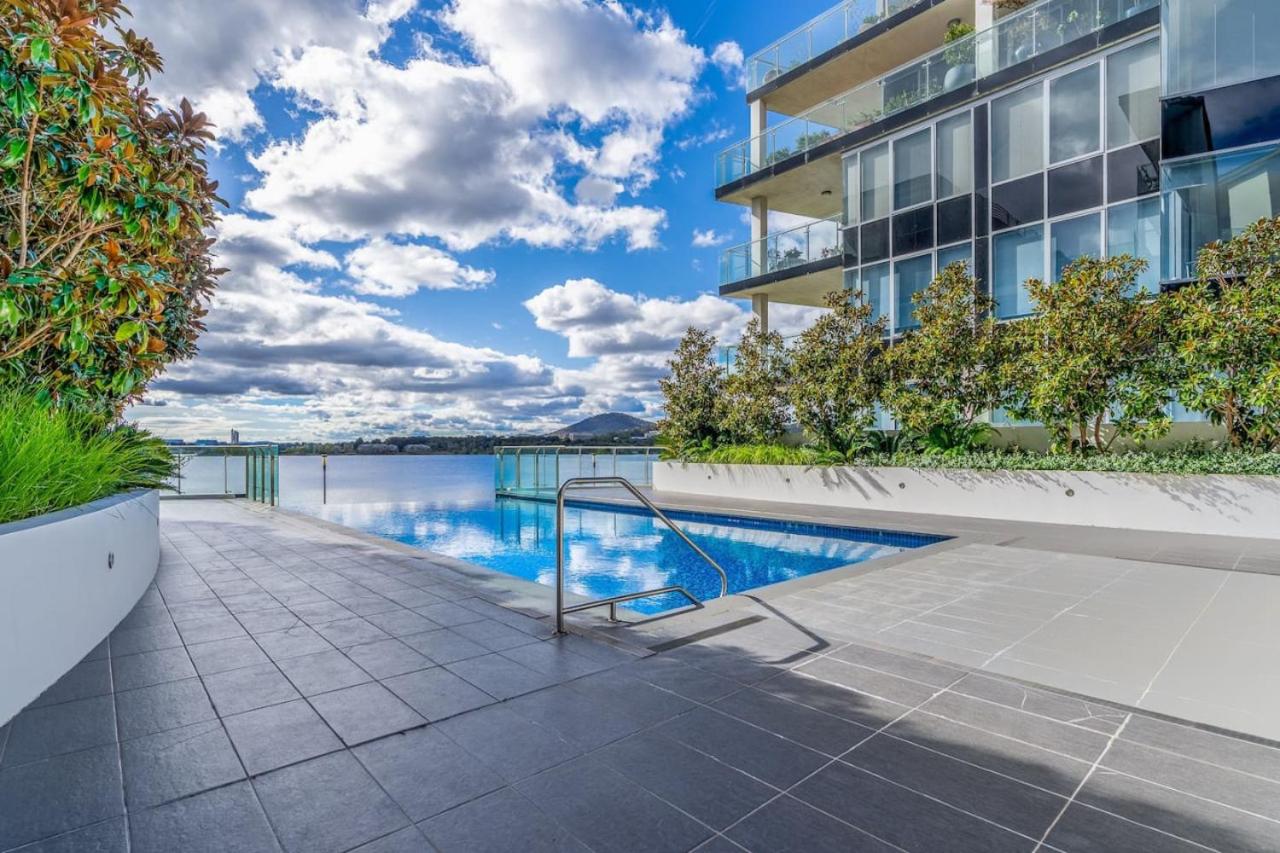 Superbly Convenient Lakefront View Apt - Hosted by Canstay - B&B