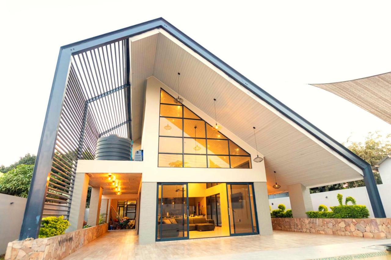 Modern spacious 4-bedroom home - B&B Victoria Falls