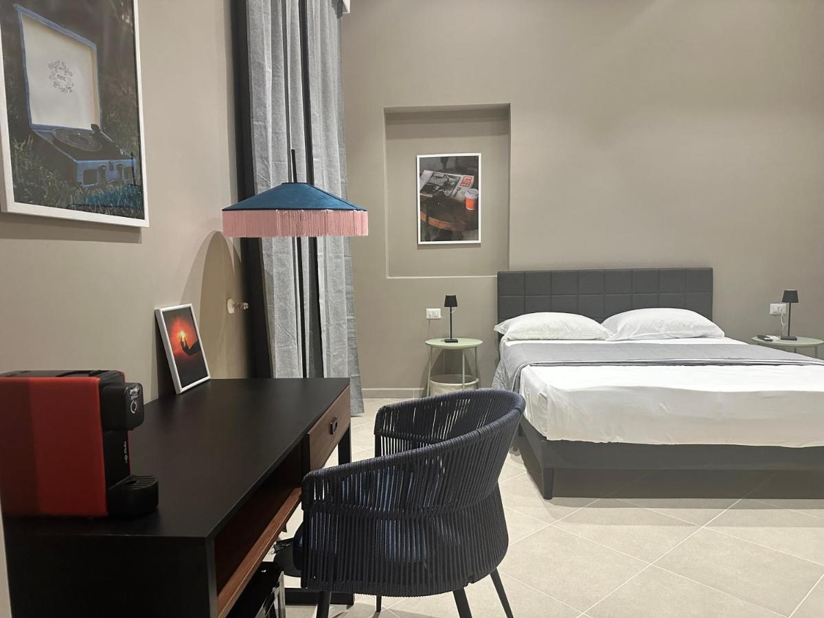 Zimmer mit Kingsize-Bett und Balkon
