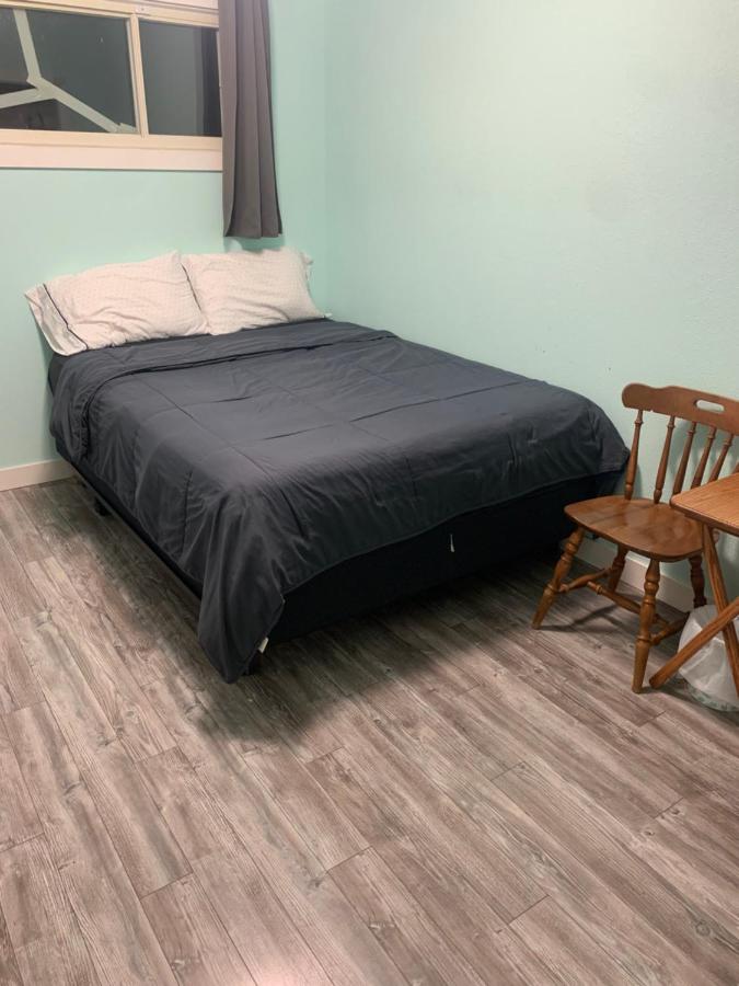 Tight budget room for rent in my singlehouse - Chambres d’hôtes Estevan