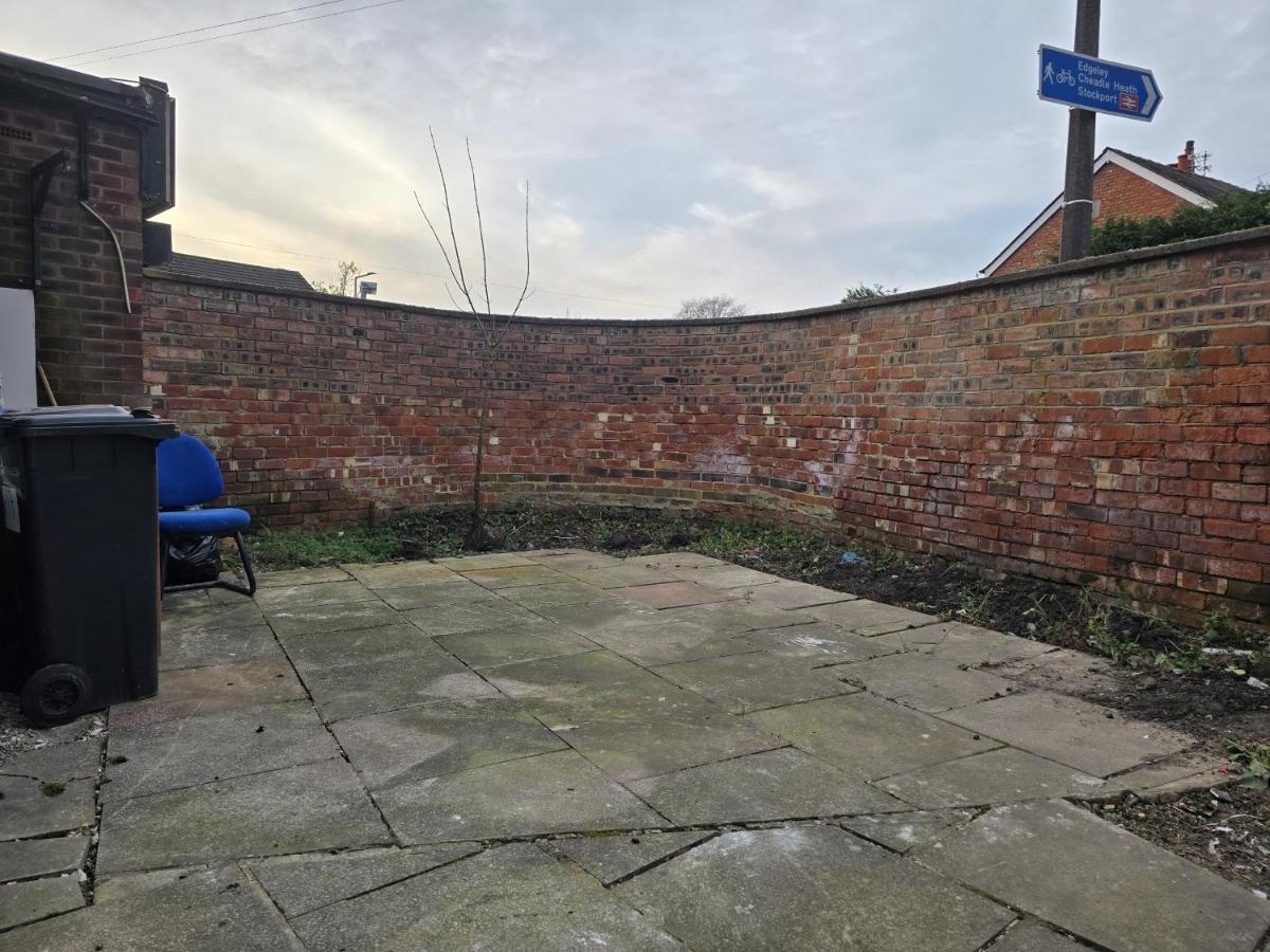 Bright & Elegant 2-Bedroom Stay in Stockport - B&B Stockport