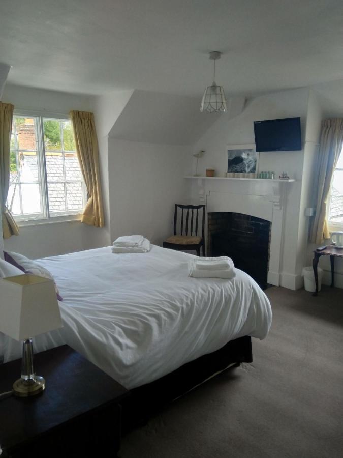 Zimmer mit Kingsize-Bett und Meerblick