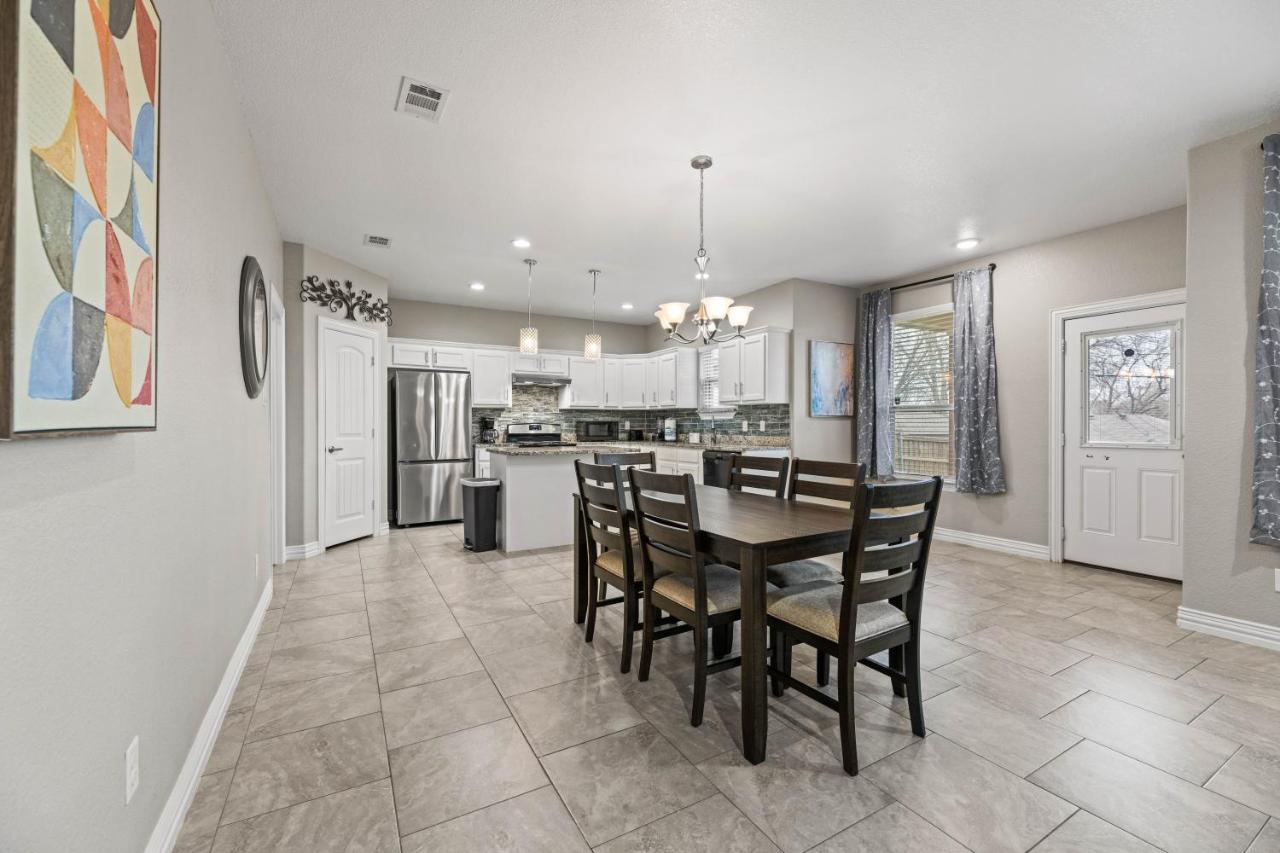 Spacious Grand Prairie Getaway - B&B