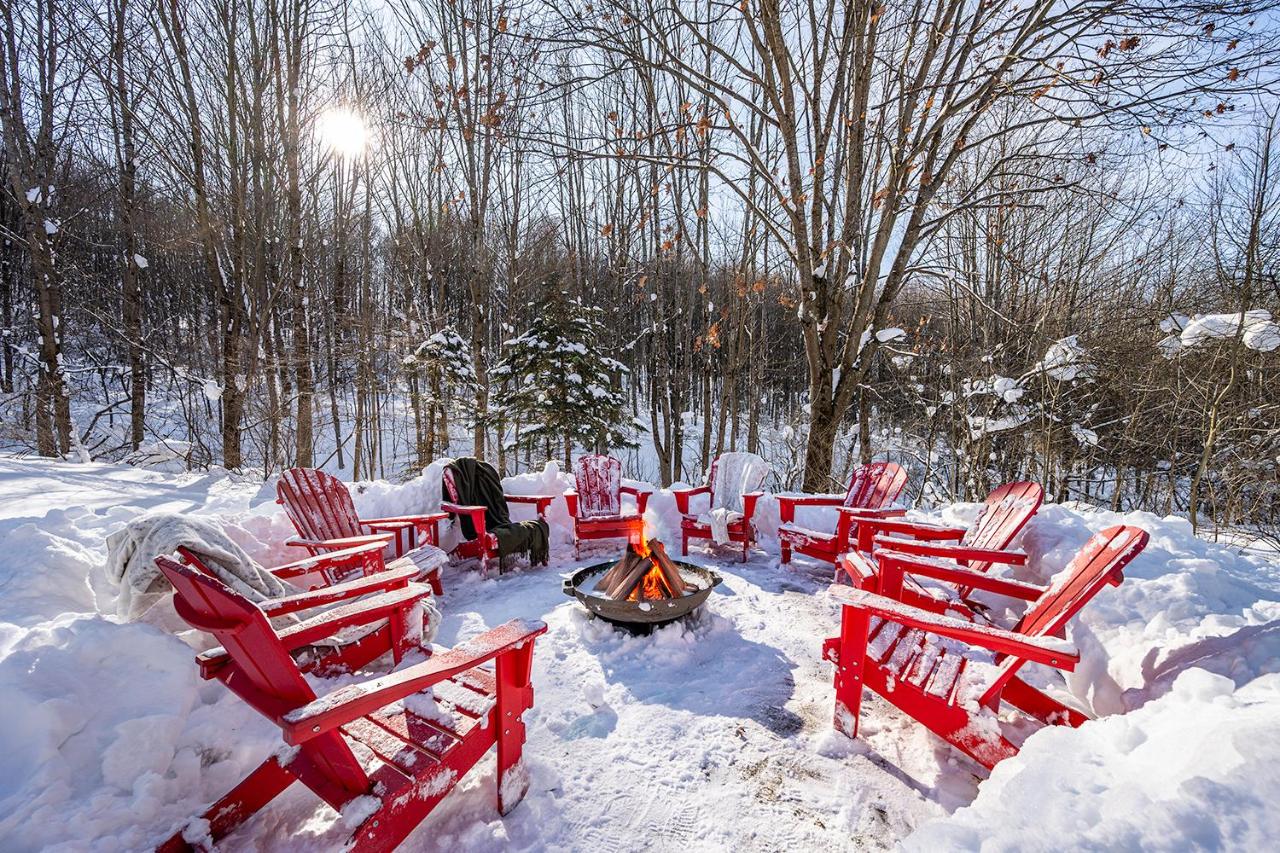 Beautiful Log Cabin! Hot-Tub, Bonfire & Private Yet 4 Mins to Downtown! - Chambres d'hôtes Ellicottville