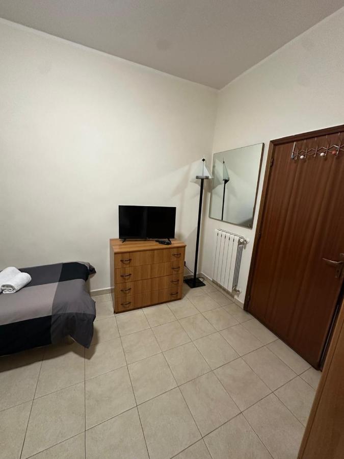 Camera Doppia con Letti Singoli e Bagno in Comune
