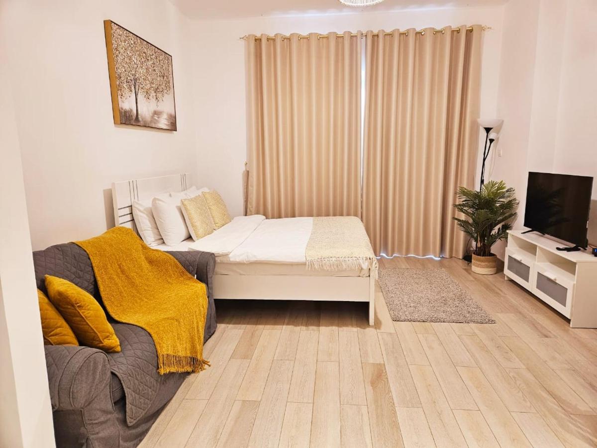 B12 Studio near Ferrari world, with canal and pool view - Bed and Breakfast