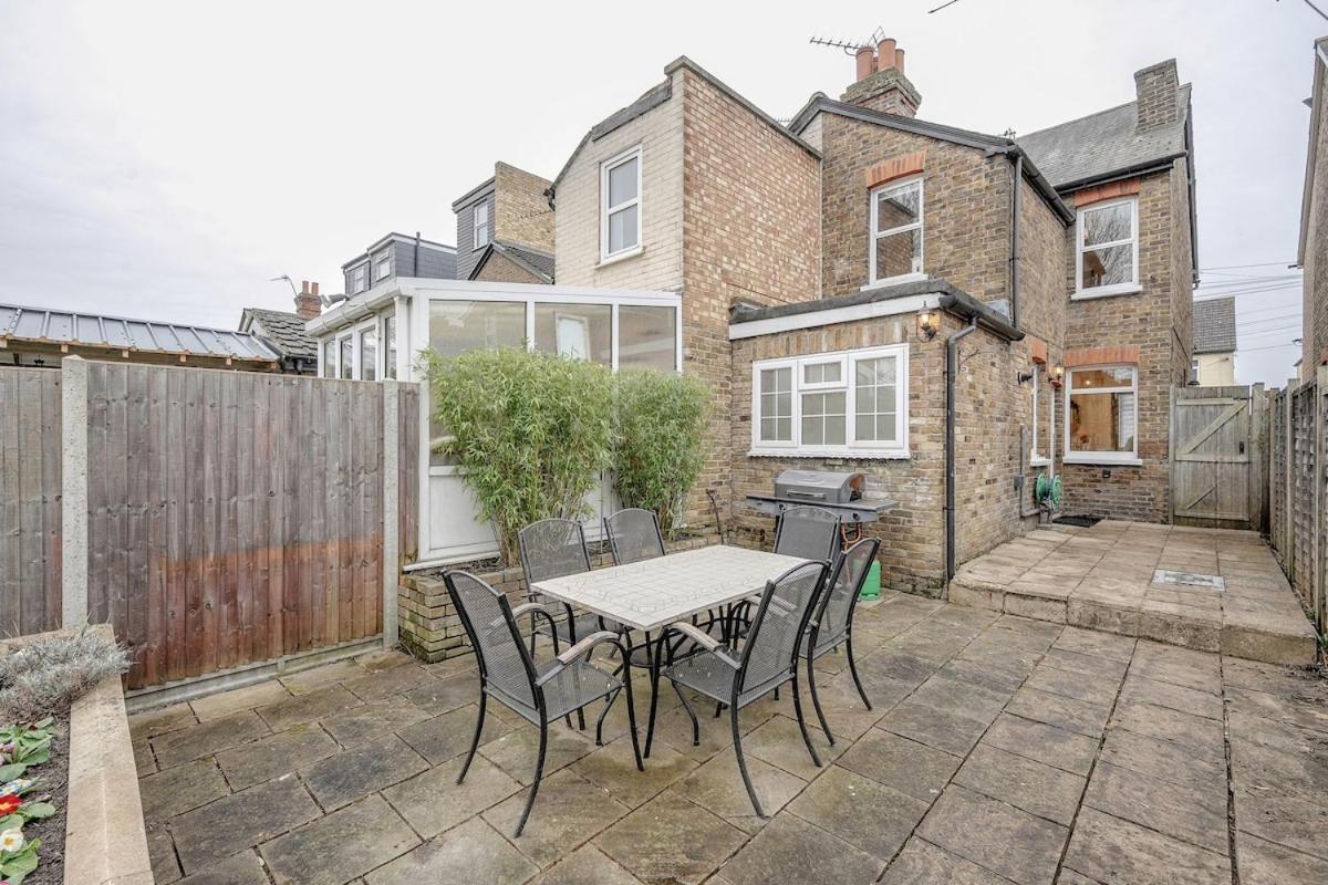 New 3 Bed Victorian Dream House - B&B Staines