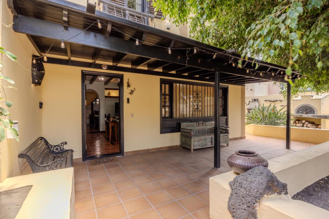 Luxury Canarian villa with large pool and guesthouse - B&B Teguise
