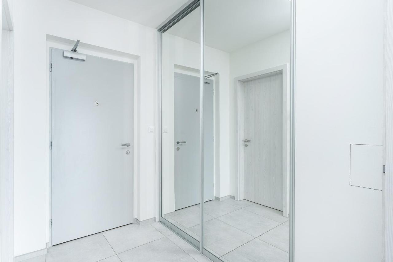 2 min walk O2 Arena NEW Dinopark Apartment - B&B