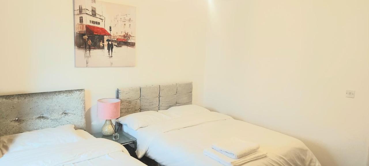 Sunderland Villa Luxuria House and Apartment Accommodation - Free Double Private Parking - B&B Sunderland