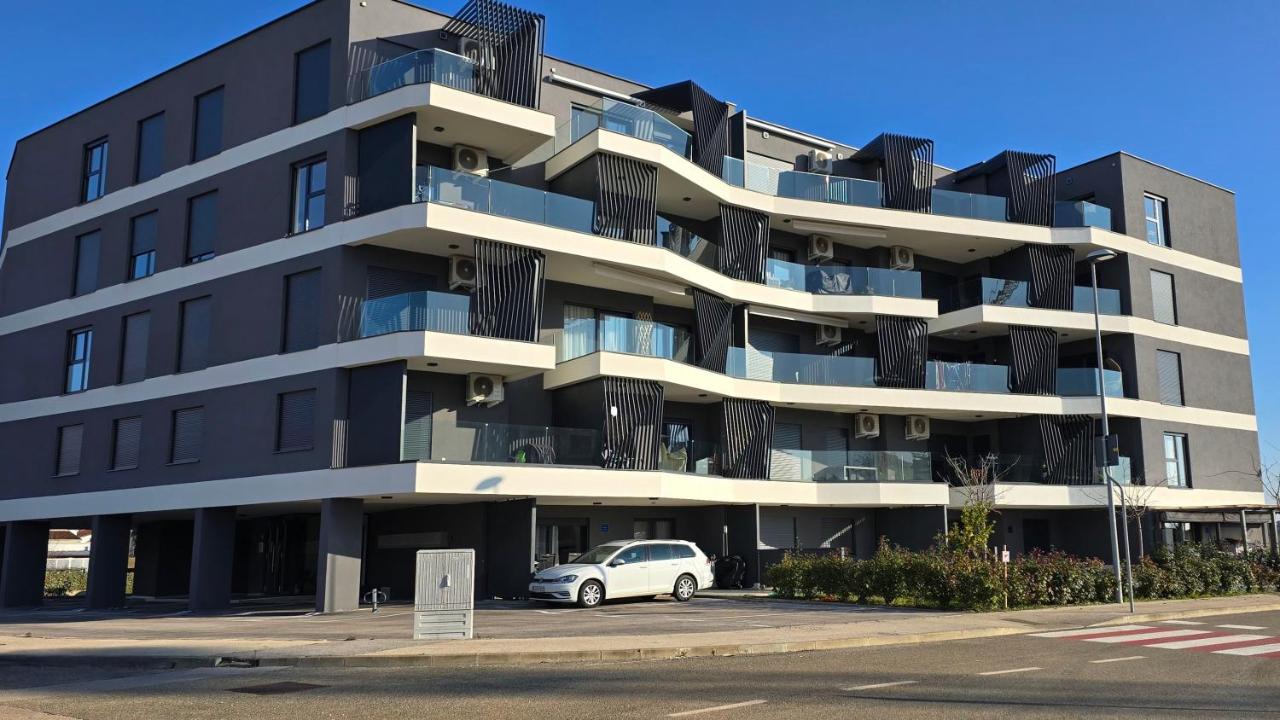 Superior Apartment Tibor with a Grand Terrace - Ferienwohnung