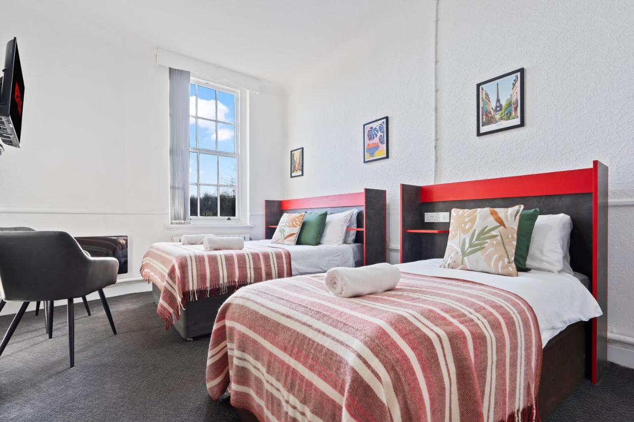 Vibrant, spacious studio with Parking and Netflix - B&B