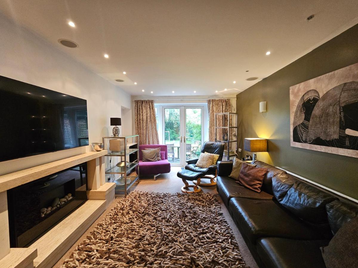 Cosy Home With Garden & Driveway, 6min To Airport - B&B