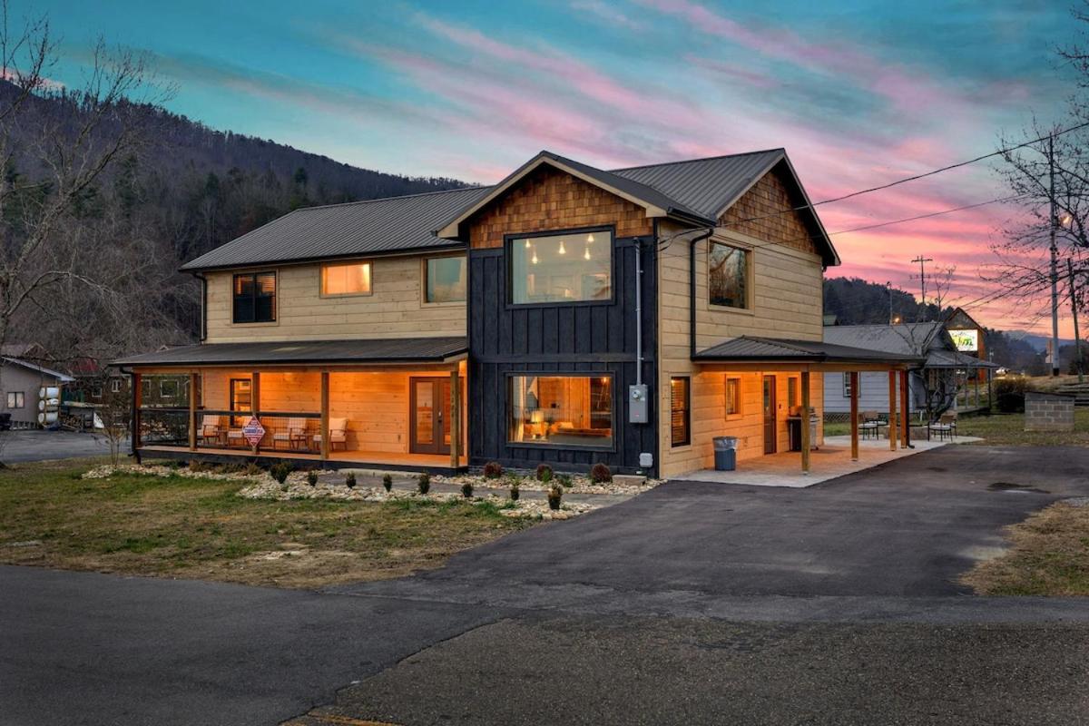 Honeybear Hideaways - Luxury Cozy Cabin with Theater, Game Room and Hot Tub - B&B
