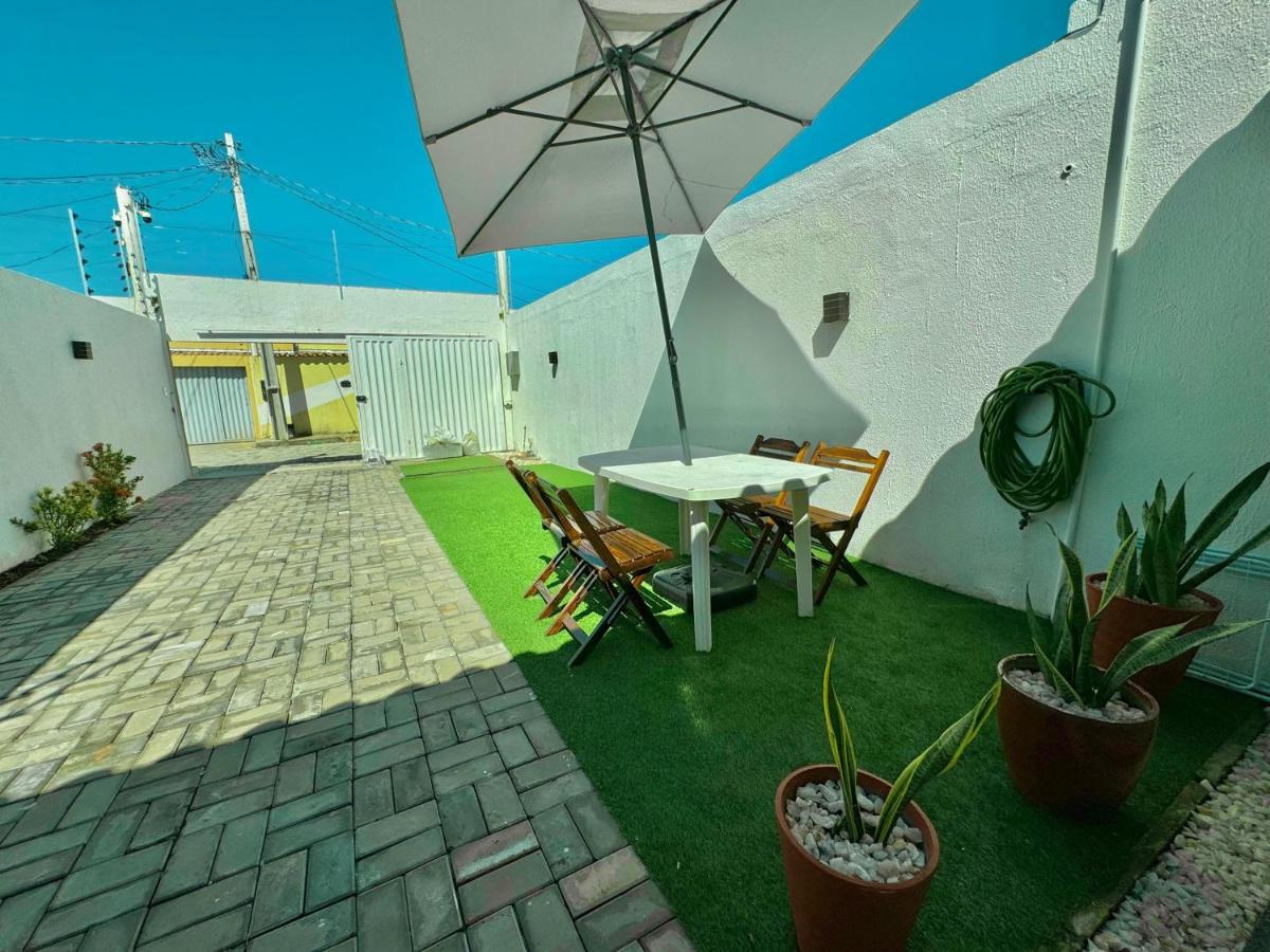 Bela acomodação em jacuipe com churrasqueira, piscina, mesa de sinuca e três quartos, dois sendo suítes! Além de muito espaço por toda a área! - B&B