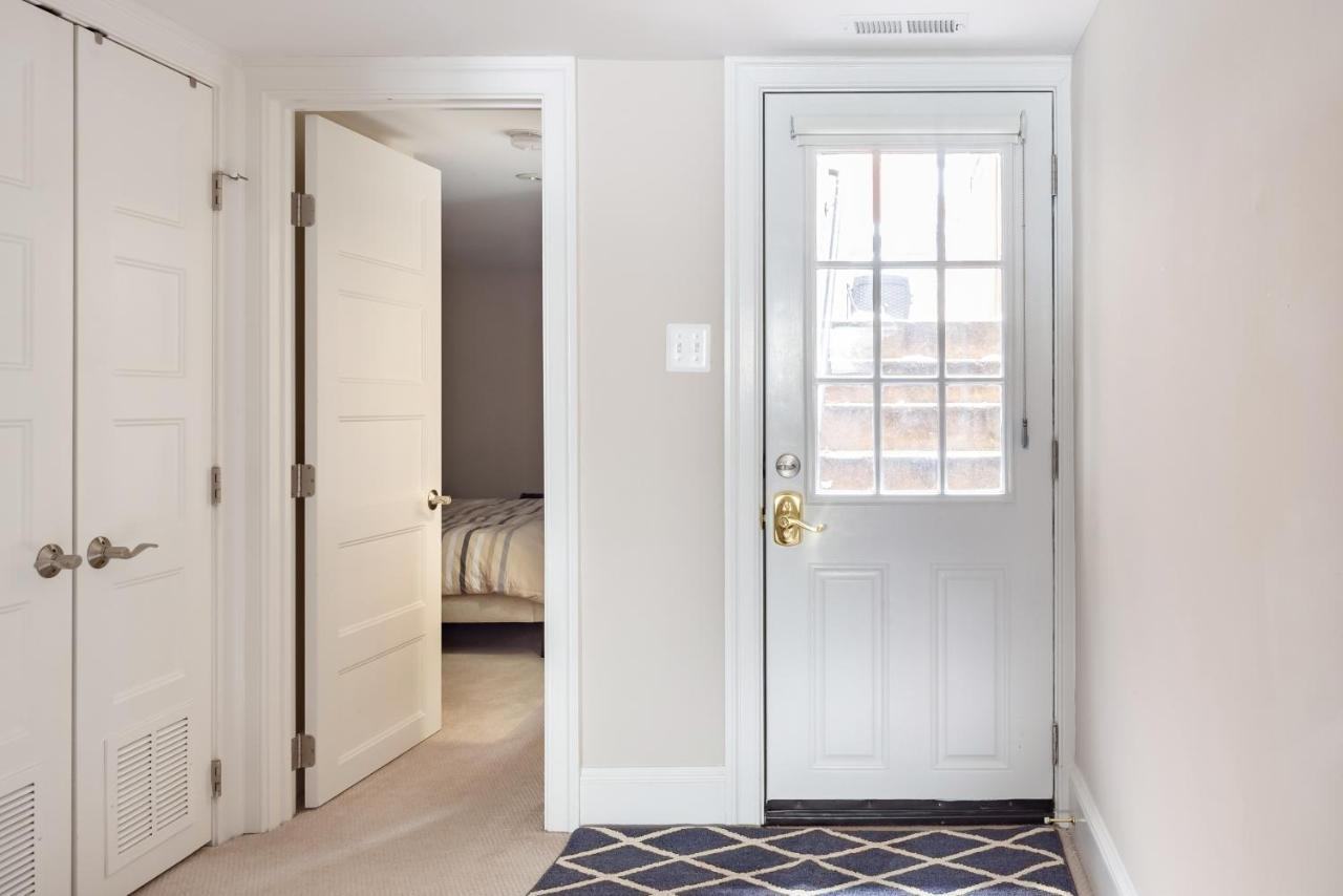 Explore Sights of Washington from Spacious Crib - B&B