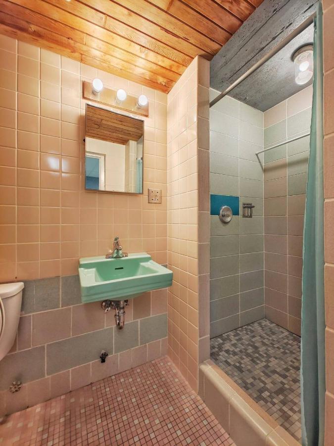 Tweepersoonskamer met Gedeelde Badkamer