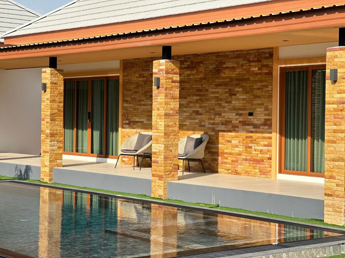 Chambre Lit Queen-Size - Vue sur Piscine