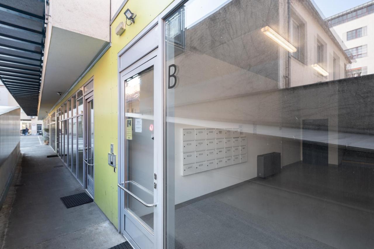 Spacious apartments near Karlín Square - Ferienwohnung Prag