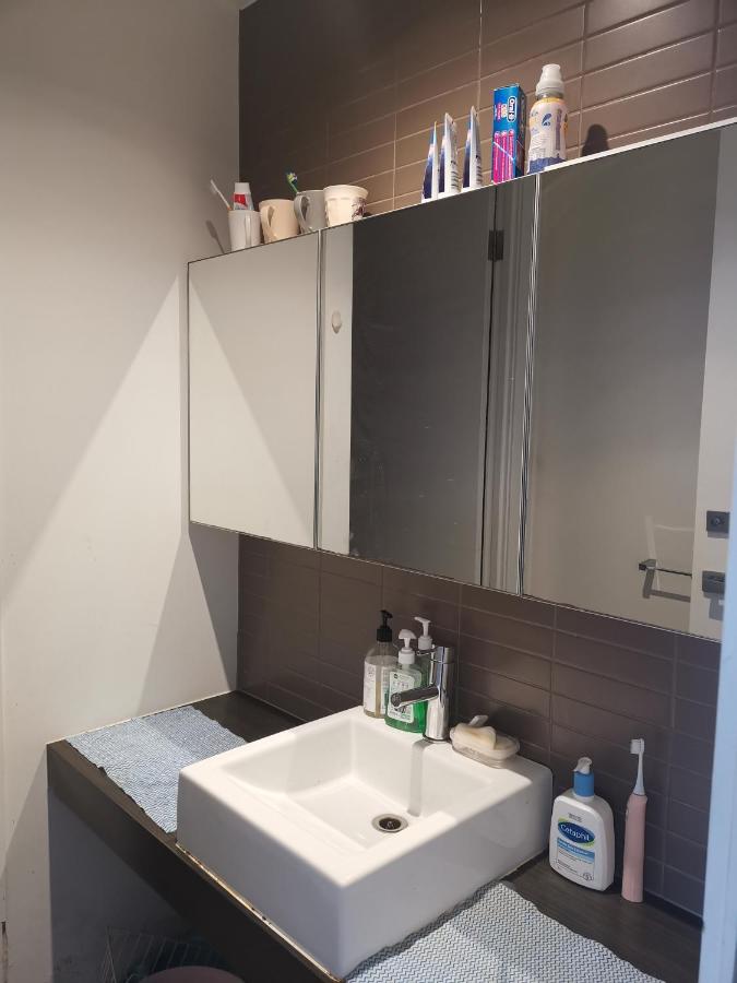 Room with wide single bed free tram to Melbourne CBD & Southern Cross Station - Ferienwohnung