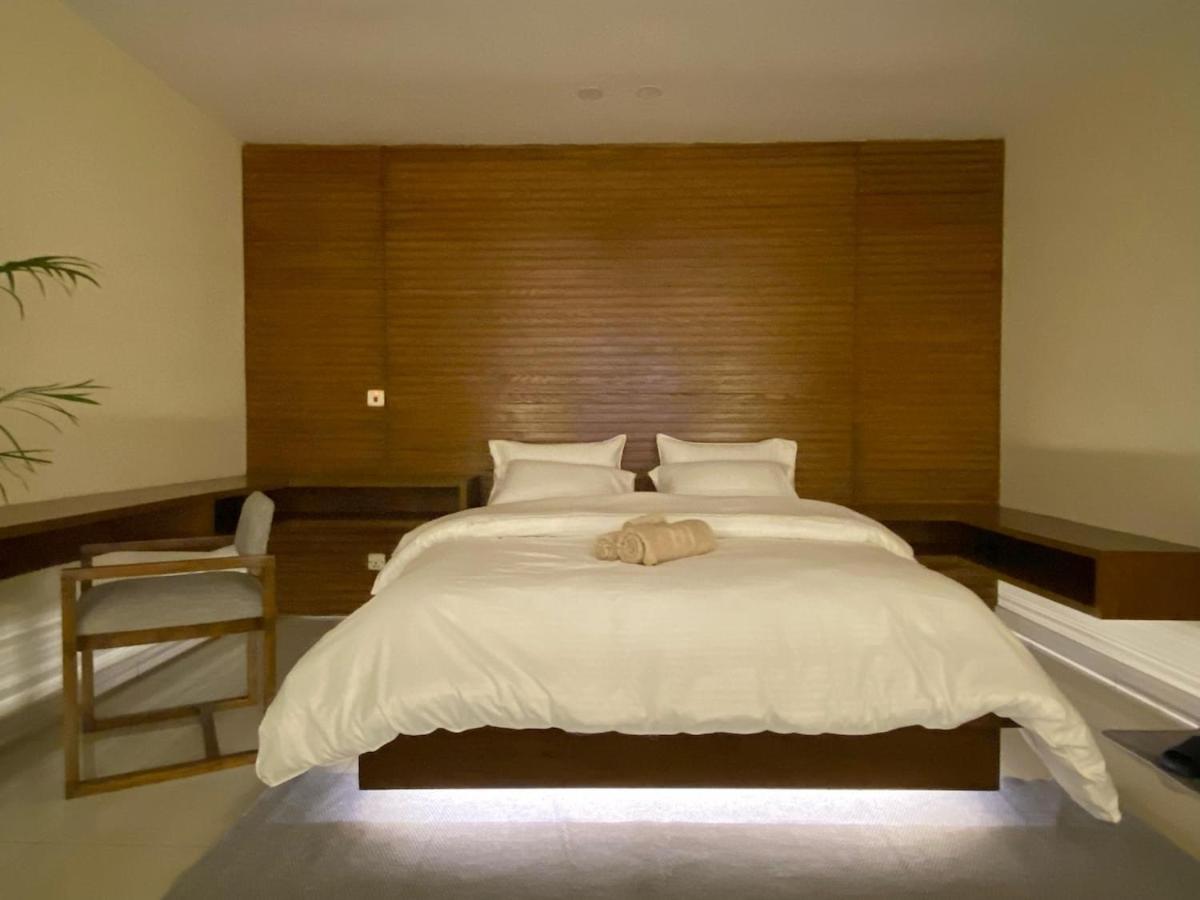 Skyluxe Designer Studio with rooftop Pool & Self Check In - B&B