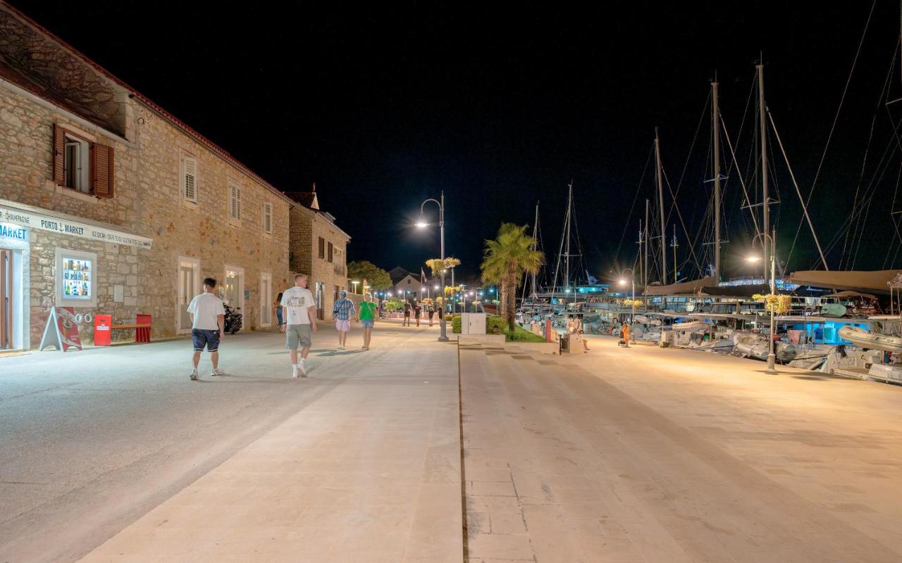 Historic Stone Home On The Seafront With King Beds And Garden - Ferienwohnung Stari Grad (Insel Hvar)