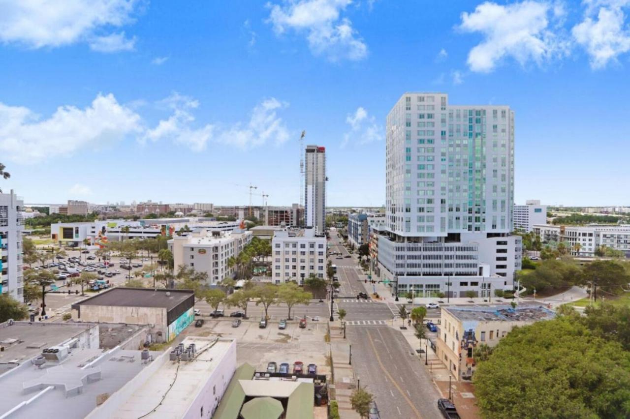 Stunning 2-Bed Condo with Panoramic DT Tampa Views - B&B Tampa