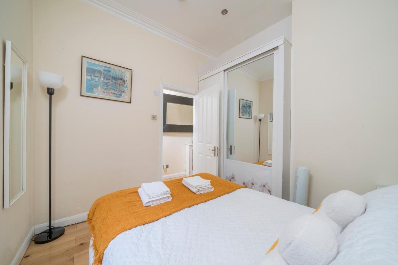 Notting Hill-Hyde Park, Chic 2 DBL bedroom, 1 minute to Portobello Rd & TUBE - Chambres d'hôtes Londres