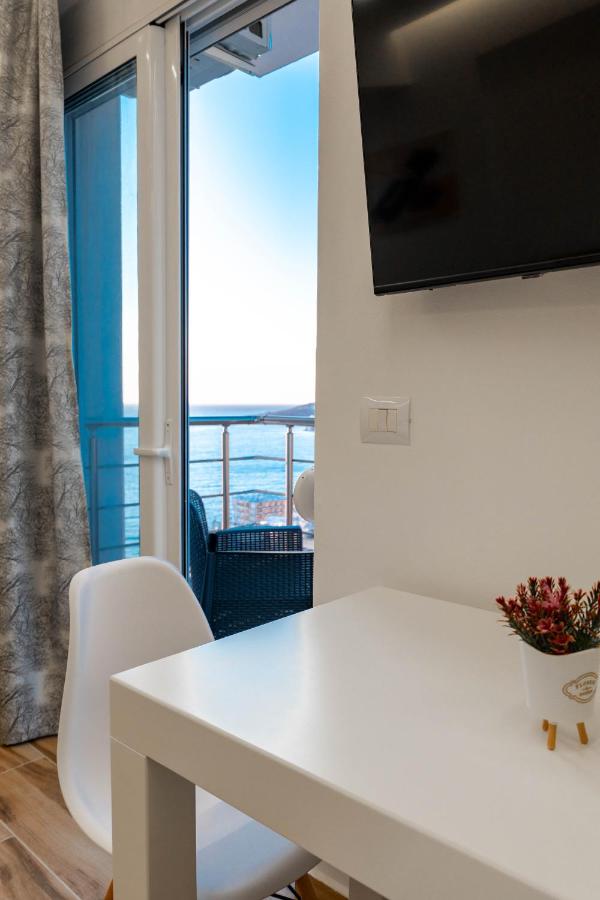 Deluxe Double Room with Side Sea View