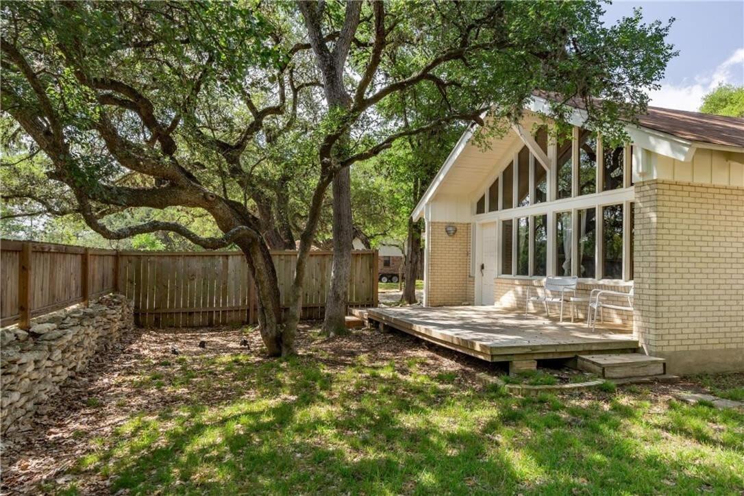 Frank Lloyd Inspired 3BR - 1'35 Acres & Firepit - B&B