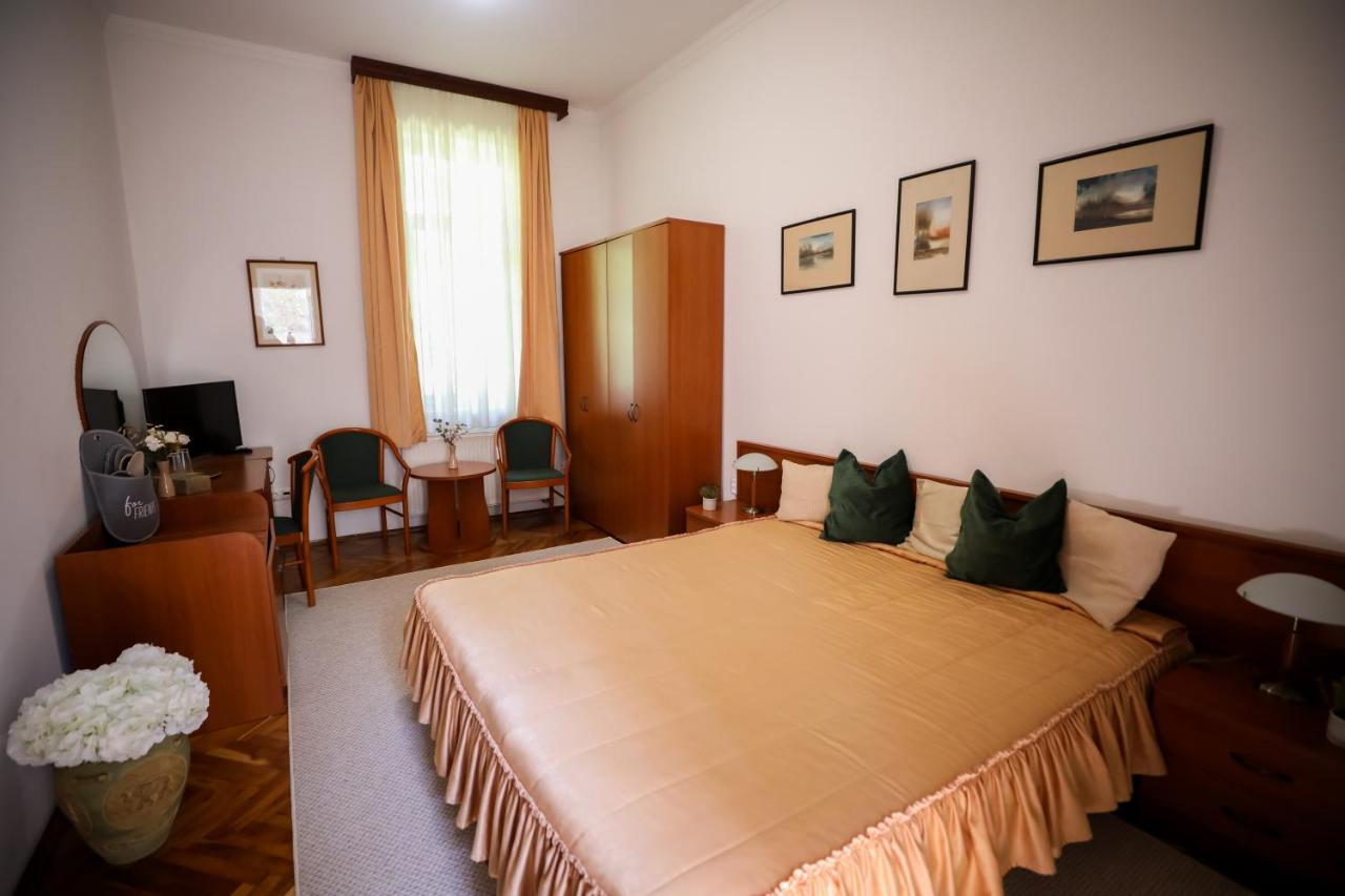 Deluxe Room (2 Adults + 1 Child)