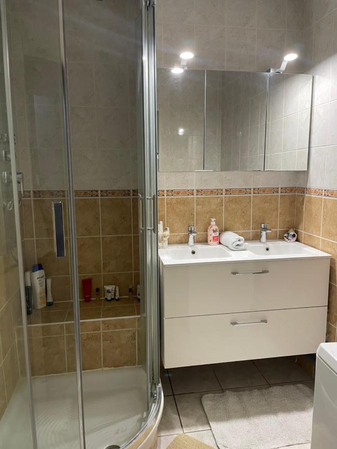 Bel appartement lumineux de 100m2 6 places 3 chambres au 3e étage avec ascenseur -A 5mn à pied du parc des expositions congrès de Dijon et ENG et 10mn du centre ville place Parking devant l'immeuble - B&B Dijon