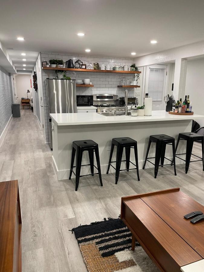 Stylish English Basement Perfect for Long Stays - Chambres d’hôtes