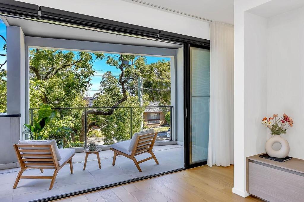 Stylish Three-Story Getaway with Balcony - Clayton - Bed and Breakfast