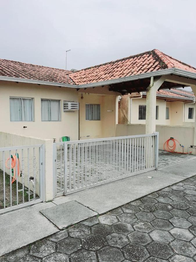 Casa em condomínio, com piscina, parquinho infantil, internet 500mb, ideal para família, garagem para 2 carros, com 2 quartos sendo 1 suíte, com Smart TV, 400m da PRAIA - B&B