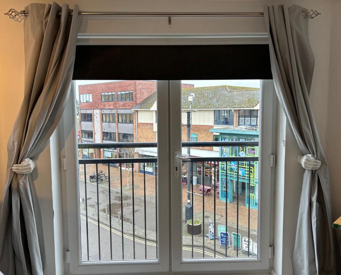 2 Bed Charming Corner Position Apartment - B&B