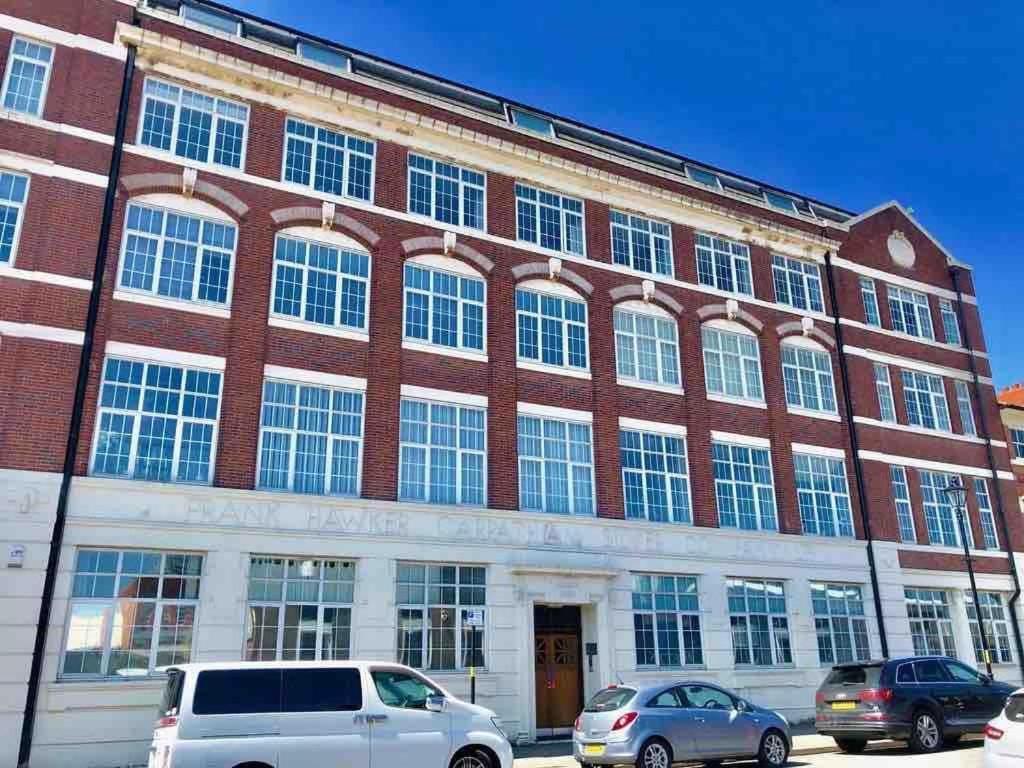 Entire Industrial Style Apartment With Free Parking & Wifi - B&B