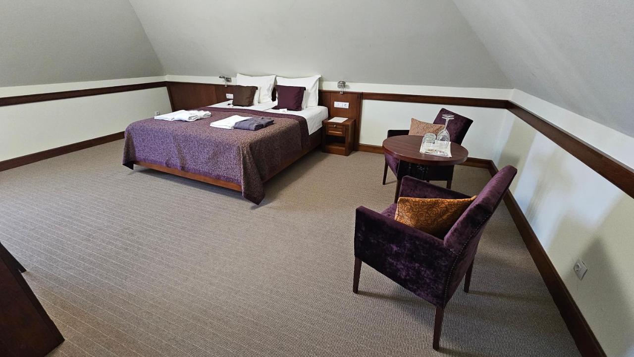 Standard Queen Room