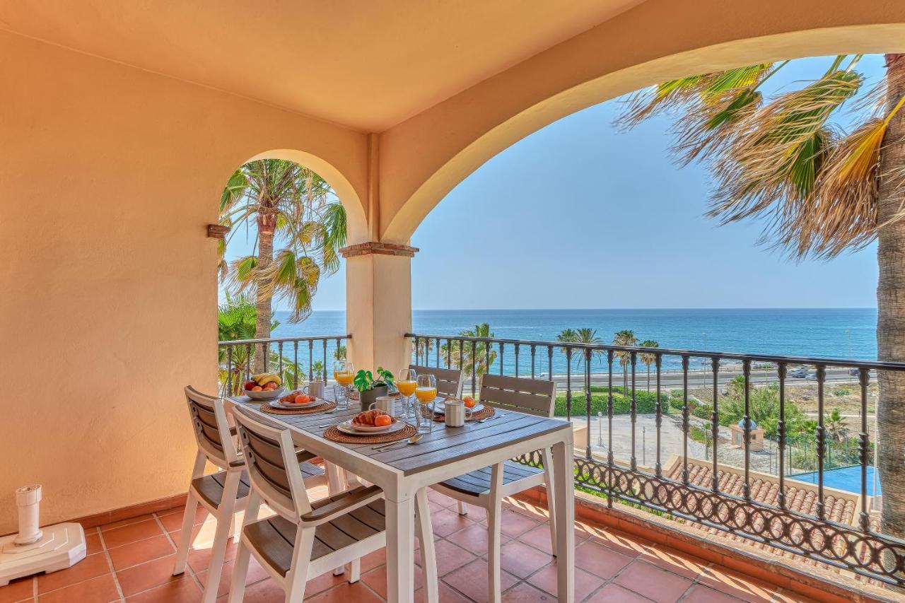 Marina XI Enjoy the Sun, Sea Views, Pools & BBQ Steps from the Beach in Mijas Costa & Fuengirola - B&B
