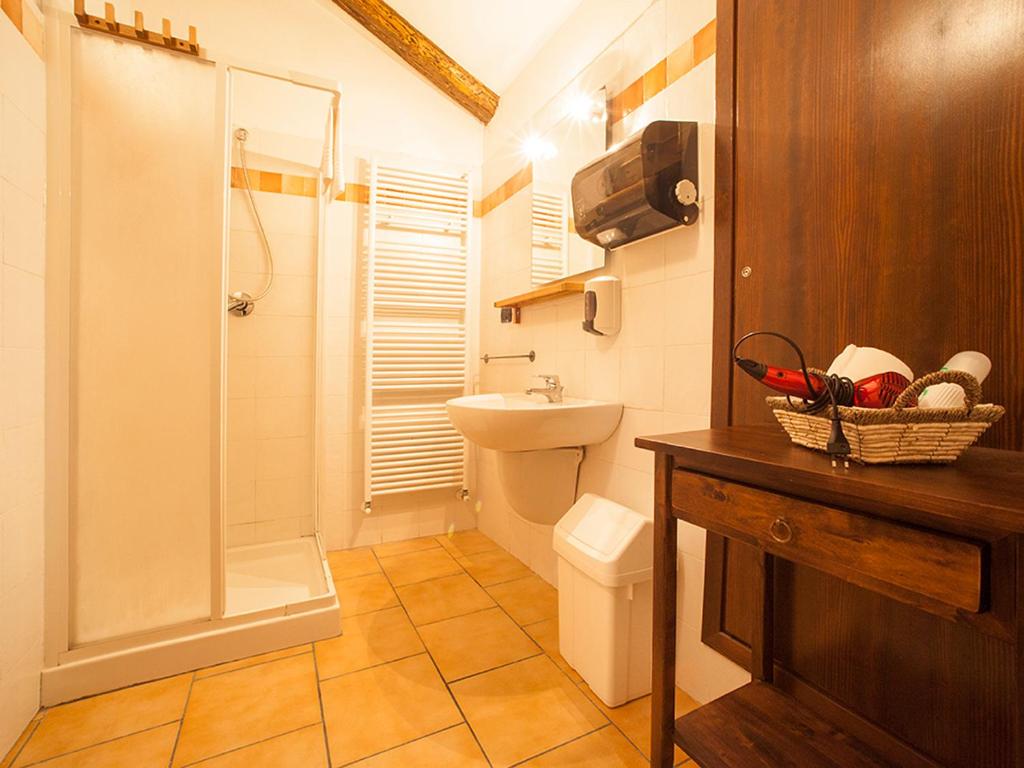 Dreibettzimmer mit eigenem externen Bad