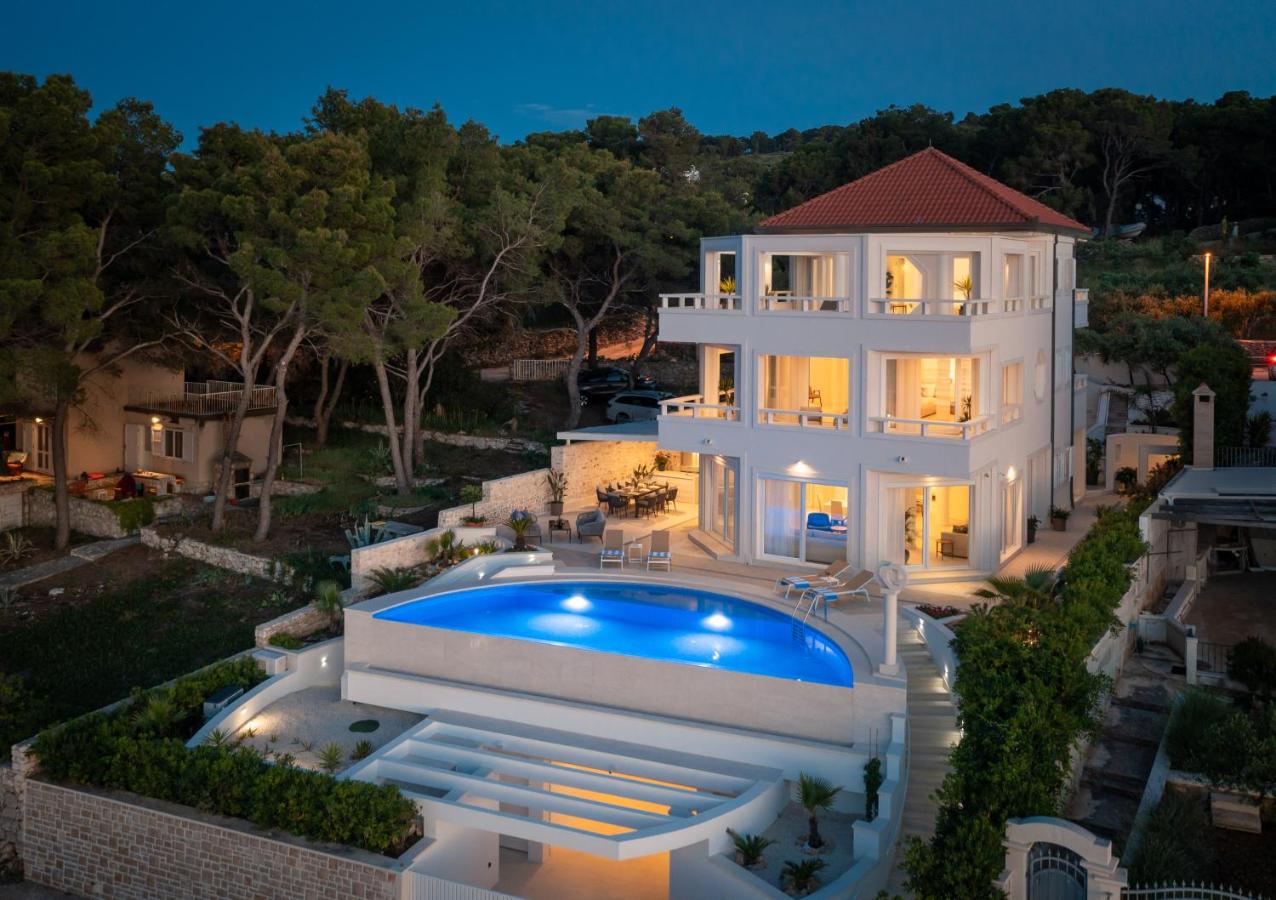 La Villa - BEACHFRONT - INFINITY POOL - NEW - Ferienwohnung Sutivan