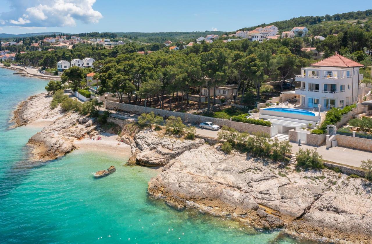 La Villa - BEACHFRONT - INFINITY HEATED POOL - NEW - Chambres d’hôtes Sutivan