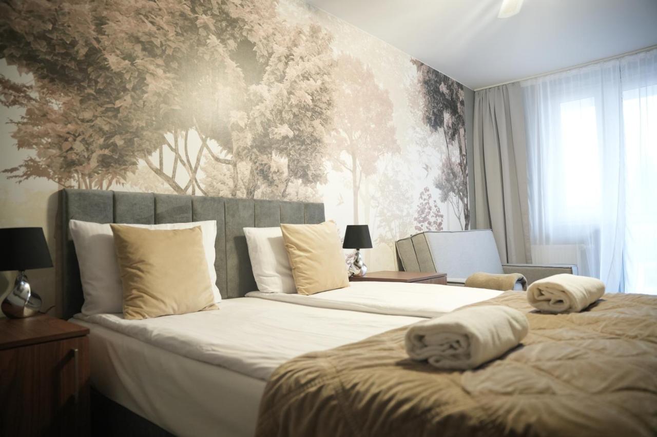 Habitación con cama extragrande y balcón