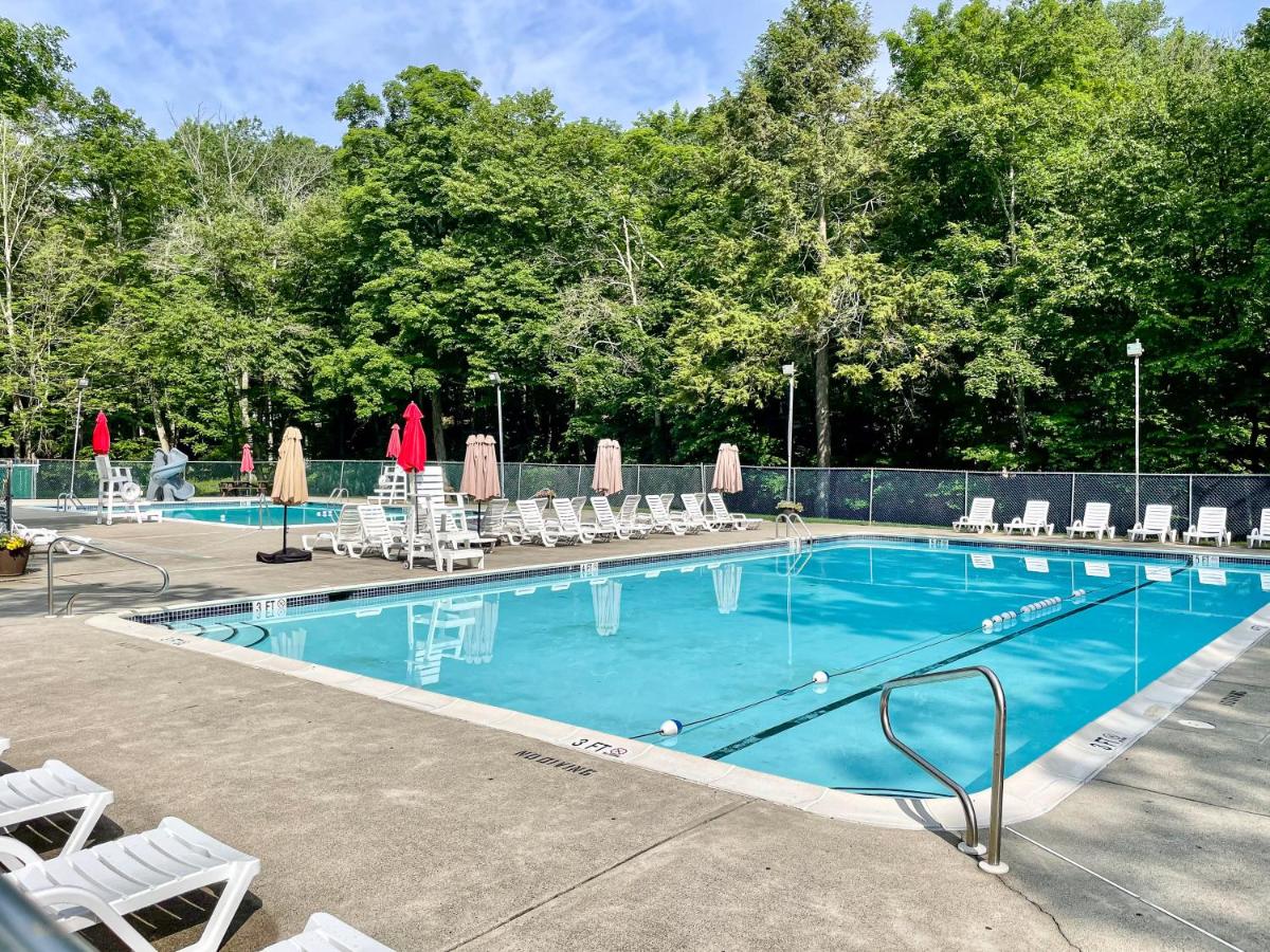 Luxurious Poconos Retreat - Hot Tub, Sauna, Games - B&B